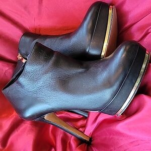 VINCE CAMUTO sz10 platform stiletto leather ankle boots gold trim